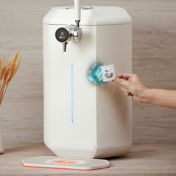 user scan the RFID card to start brewing on the F1 brewer