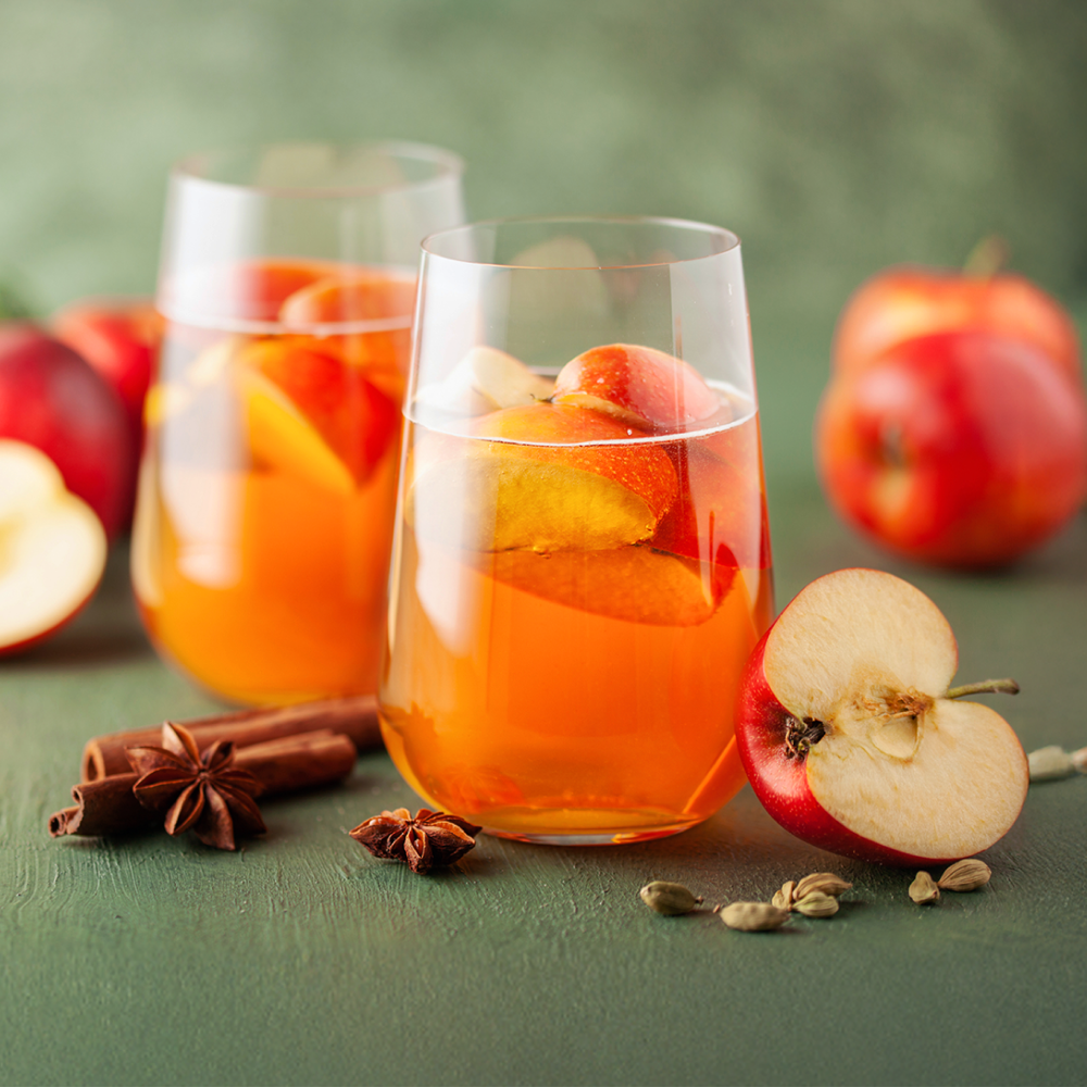 iGulu Apple Hard Cider Brewing Ingredient Kit with gluten-free label and apple slices.